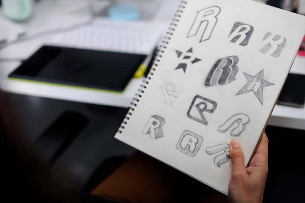 caderno com esboço de logotipos